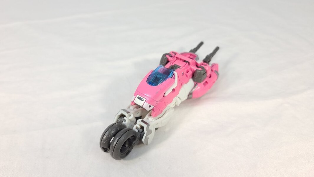 TF Collector Studio Series 85 Arcee Review  (2 of 13)